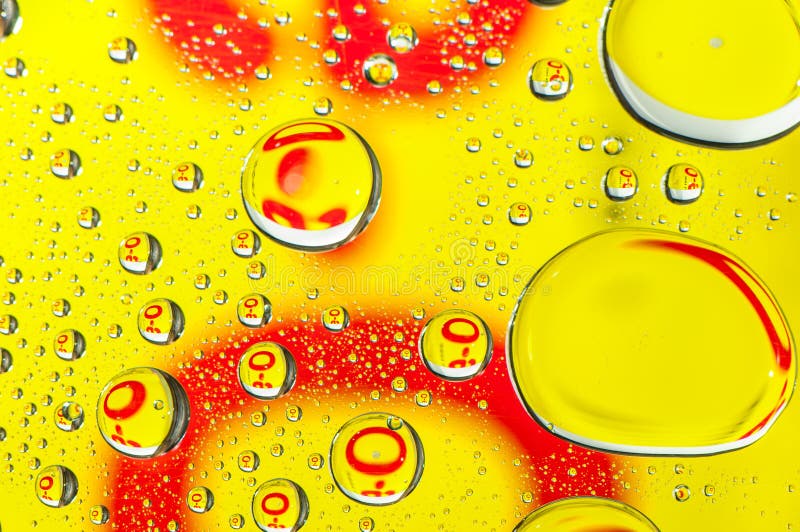 Grande goccia di acqua gialla immagine stock libera da diritti Grande goccia di acqua gialla immagine stock libera da diritti
