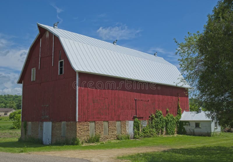 Grande grange rouge dans le Wisconsin rural photographie stock libre de droits Grande grange rouge dans le Wisconsin rural photographie stock libre de droits