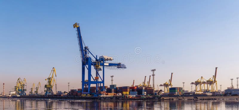 Grande grue de cargaison, train de fret et beaucoup de récipients dans le port photo libre de droits Grande grue de cargaison, train de fret et beaucoup de récipients dans le port photo libre de droits