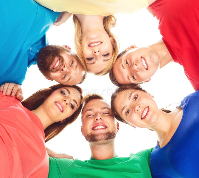 Grande grupo de amigos de sorriso que ficam junto foto de stock Grande grupo de amigos de sorriso que ficam junto foto de stock