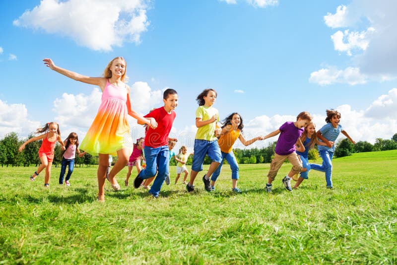 Família Jovem E Feliz, a Fantasia De Halloween Esculpindo Abóboras Juntas  No Quintal Foto de Stock - Imagem de paternidade, outono: 231540566