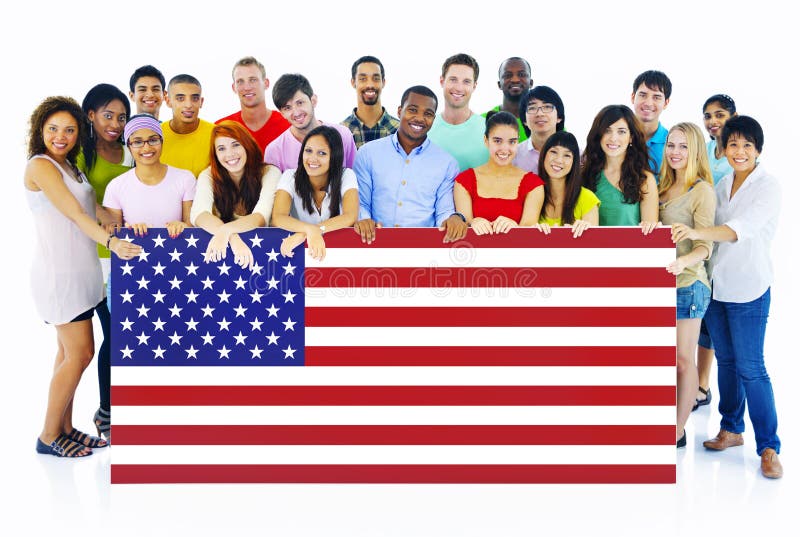 Grande grupo de pessoas que guarda a placa da bandeira americana foto de stock Grande grupo de pessoas que guarda a placa da bandeira americana foto de stock