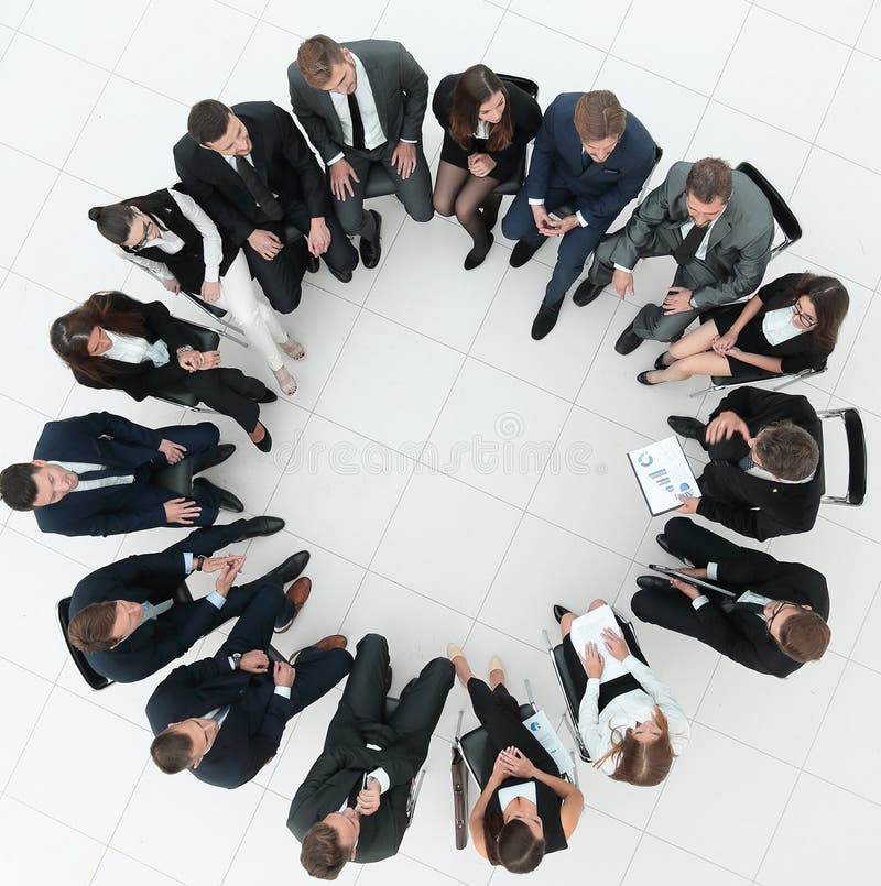 Grande gruppo di gente di affari che si siede ad una riunione d'affari fotografia stock Grande gruppo di gente di affari che si siede ad una riunione d'affari fotografia stock