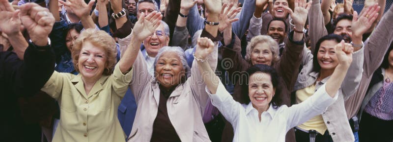 Grande gruppo di gente multi-etnica che incoraggia con le armi alzate immagini stock libere da diritti Grande gruppo di gente multi-etnica che incoraggia con le armi alzate immagini stock libere da diritti