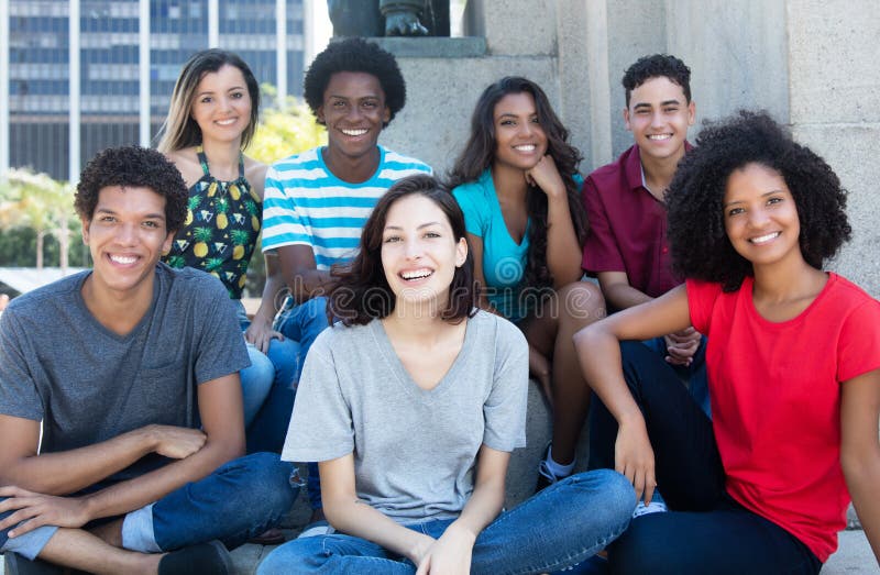 Grande gruppo di giovani e di donne multietnici felici fotografie stock Grande gruppo di giovani e di donne multietnici felici fotografie stock