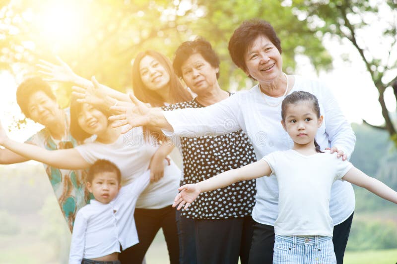 Grande gruppo di multi delle generazioni della famiglia divertimento asiatico all'aperto fotografia stock Grande gruppo di multi delle generazioni della famiglia divertimento asiatico all'aperto fotografia stock