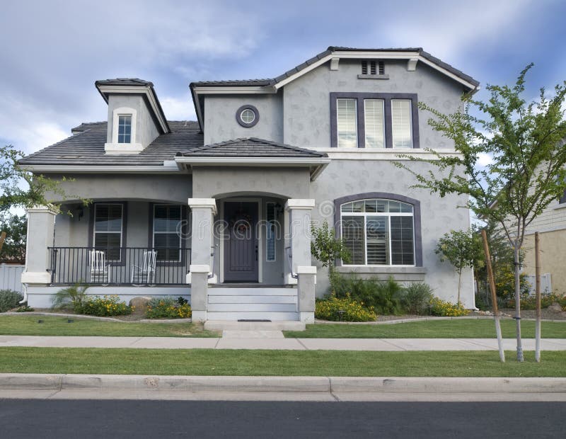 Casa espaçosa isolada de classe média imagens de stock