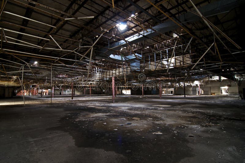 Grande magazzino abbandonato