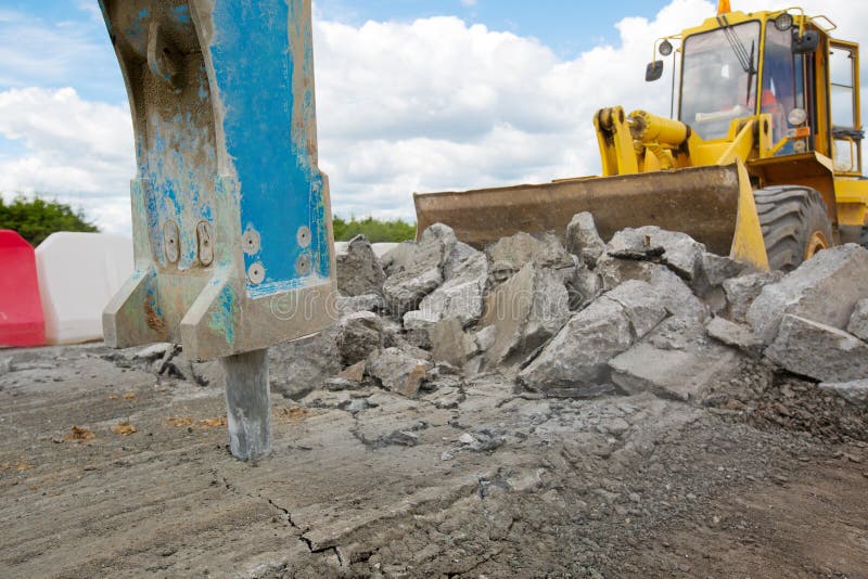 Grande martello pneumatico che schiaccia asfalto che pavimenta durante i lavori stradali fotografia stock libera da diritti Grande martello pneumatico che schiaccia asfalto che pavimenta durante i lavori stradali fotografia stock libera da diritti
