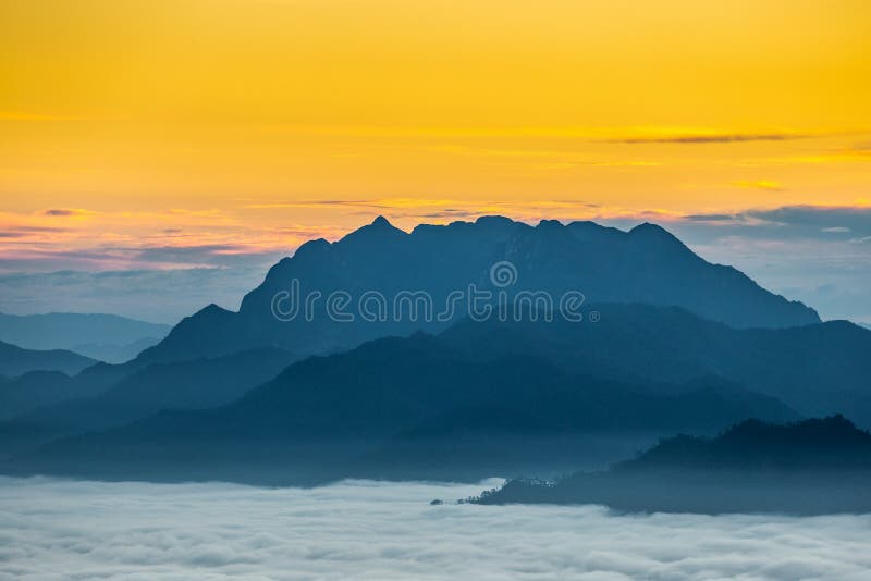 Grande montagna con il cielo di alba immagine stock libera da diritti Grande montagna con il cielo di alba immagine stock libera da diritti