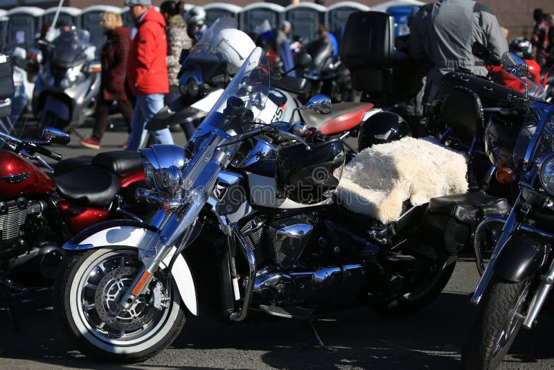 GRANDE motociclo su ordinazione di PAPÀ tra altre motociclette un giorno soleggiato immagini stock GRANDE motociclo su ordinazione di PAPÀ tra altre motociclette un giorno soleggiato immagini stock