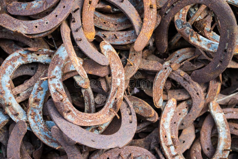 Grande mucchio dei ferri di cavallo usati arrugginiti fotografia stock libera da diritti Grande mucchio dei ferri di cavallo usati arrugginiti fotografia stock libera da diritti