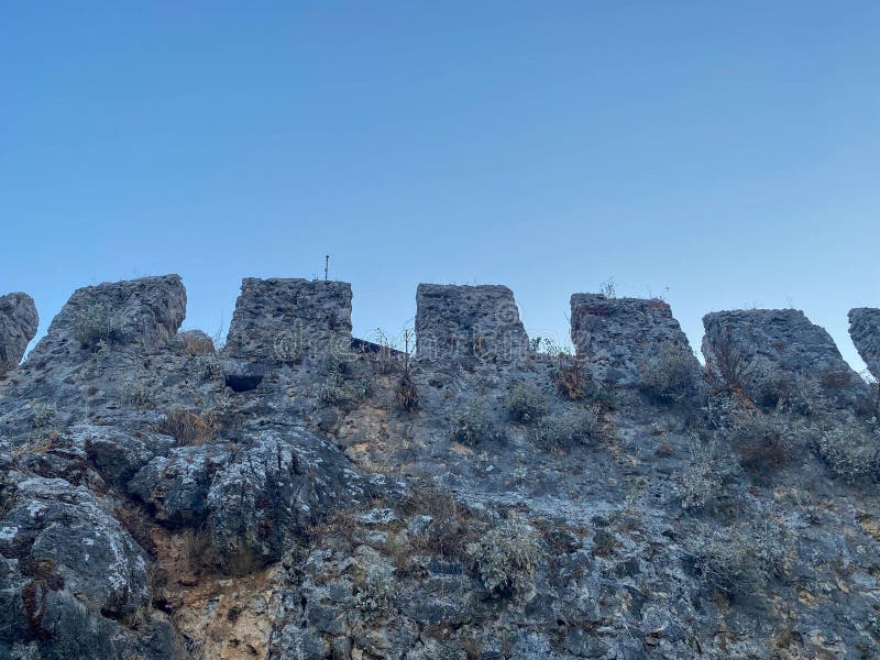 as antigas armas frias medievais, machados, olibardos, facas, espadas com  cabos de madeira lambem os degraus de pedra do castelo 13608851 Foto de  stock no Vecteezy