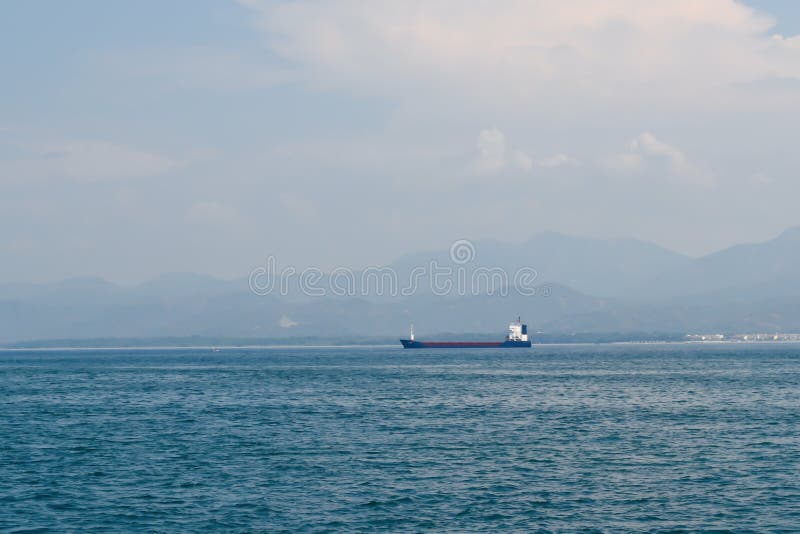 Grande navio de carga no mar Mediterrâneo fora da costa turca fotografia de stock Grande navio de carga no mar Mediterrâneo fora da costa turca fotografia de stock