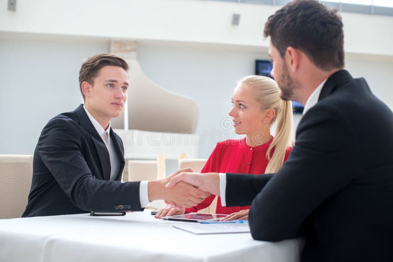 Grande negócio Dois bem sucedidos e os homens de negócios motivado estão sentando-se imagens de stock Grande negócio Dois bem sucedidos e os homens de negócios motivado estão sentando-se imagens de stock