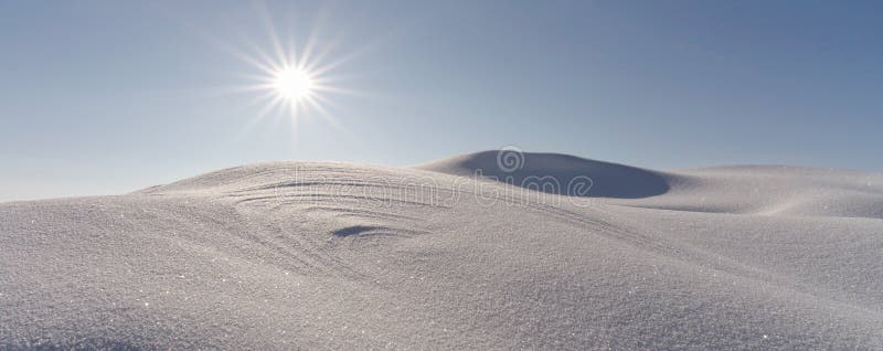 Grande neve se move sobre um fundo de céu azul claro e sol brilhante fotos de stock Grande neve se move sobre um fundo de céu azul claro e sol brilhante fotos de stock
