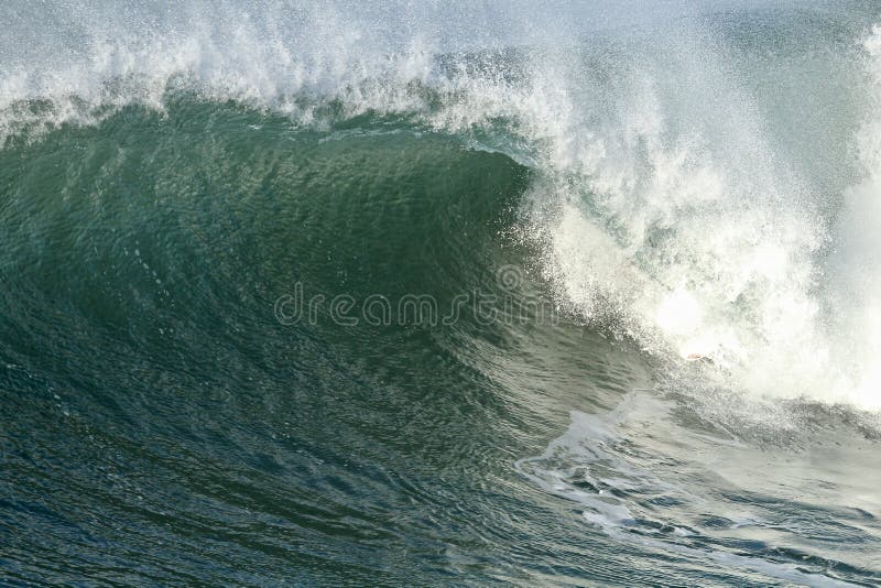 Grande onda che si schianta nell'oceano fotografie stock libere da diritti Grande onda che si schianta nell'oceano fotografie stock libere da diritti