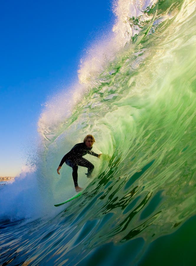 Grande onde de tube de surfer d'équitation images libres de droits