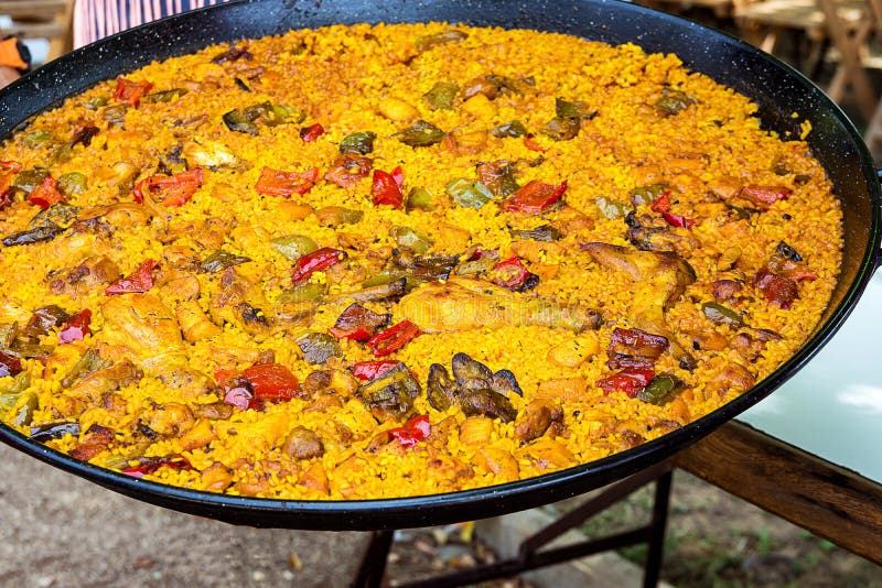 Grande Padella Piana Con Paella Spagnola Casalinga Cucinata Con Varietà Di  Carni, Verdure, Riso, Salsa Al Pomodoro, Spezie Fotografia Stock - Immagine  di colorato, carne: 98637804