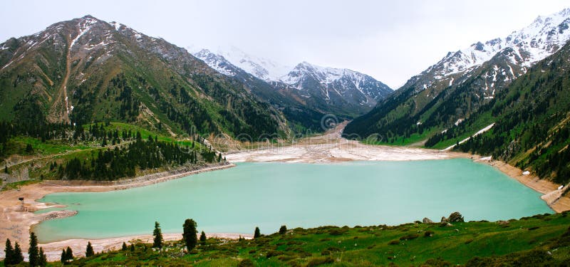 Grande panorama del lago almaty, Tien Shan Mountains fotografie stock Grande panorama del lago almaty, Tien Shan Mountains fotografie stock