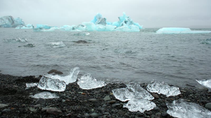 Grande pedaço de gelo e icebergue azul puro na lagoa de geleira geleira gelada islandesa intempérie 8k 4 2 2 10 bits
