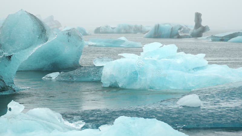 Grande pedaço de gelo e icebergue azul puro na lagoa de geleira geleira gelada islandesa intempérie 8k 4 2 2 10 bits