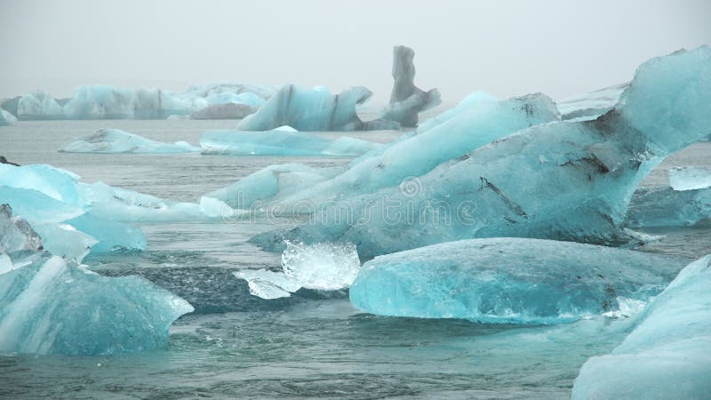 Grande pedaço de gelo e icebergue azul puro na lagoa de geleira geleira gelada islandesa intempérie 8k 4 2 2 10 bits