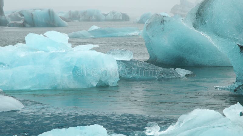 Grande pedaço de gelo e icebergue azul puro na lagoa de geleira geleira gelada islandesa intempérie 8k 4 2 2 10 bits