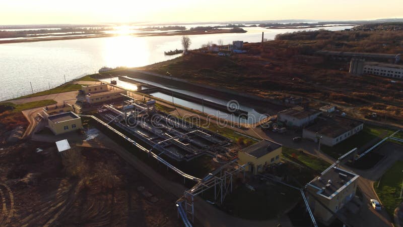 Grande piscine avec eau à la station de purification près du lac calme