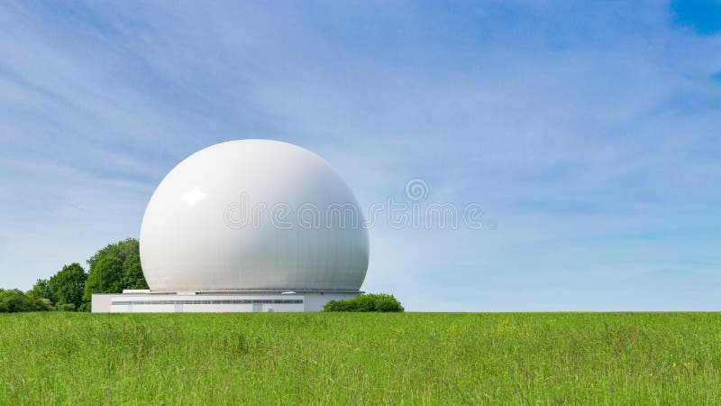 Grande pièce de sphère de radar de stations terrestres complexes de communication par radio images stock Grande pièce de sphère de radar de stations terrestres complexes de communication par radio images stock