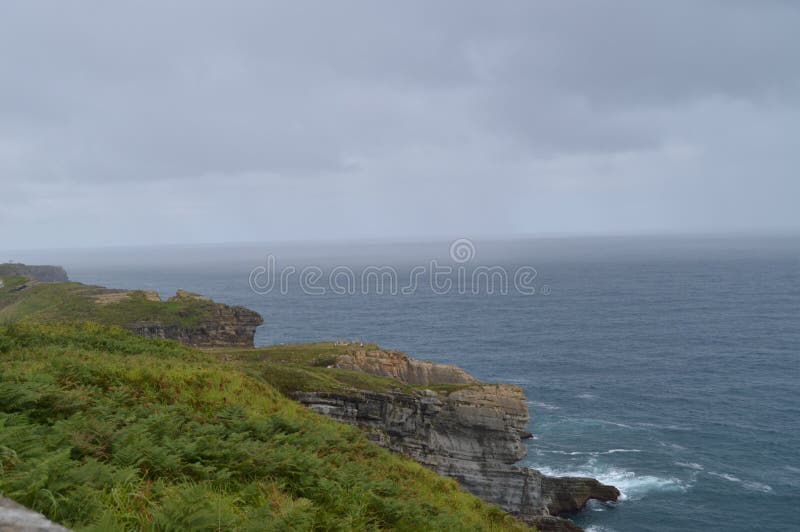 Grande prato verde di Cliff With A a Santander fotografia stock libera da diritti Grande prato verde di Cliff With A a Santander fotografia stock libera da diritti