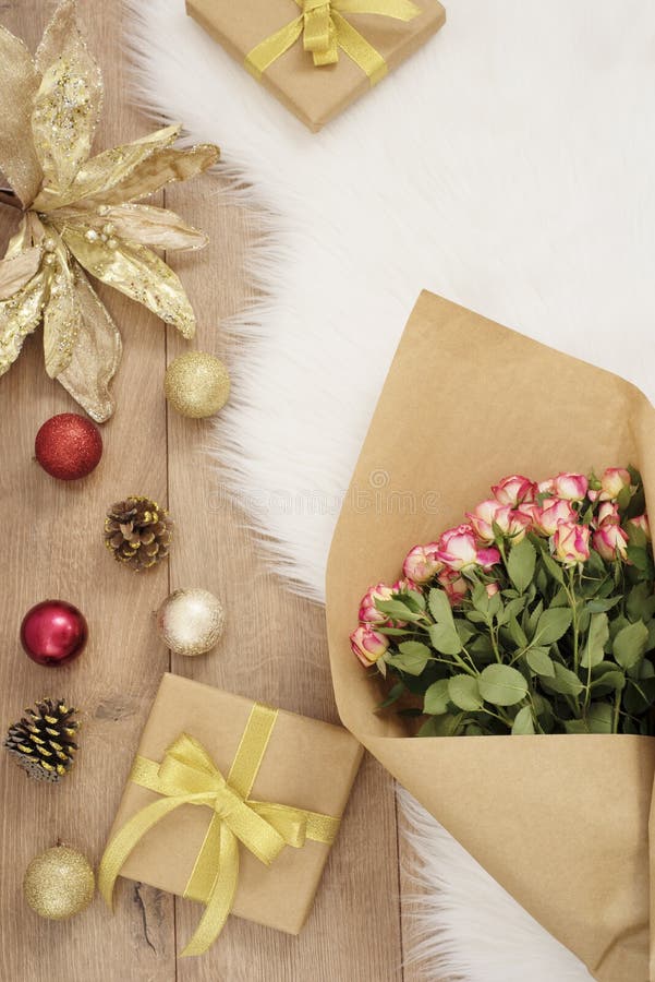Grande ramalhete luxuoso das rosas, das bolas do Natal e dos presentes em um tapete da pele Conceito dos feriados de inverno imagem de stock royalty free Grande ramalhete luxuoso das rosas, das bolas do Natal e dos presentes em um tapete da pele Conceito dos feriados de inverno imagem de stock royalty free