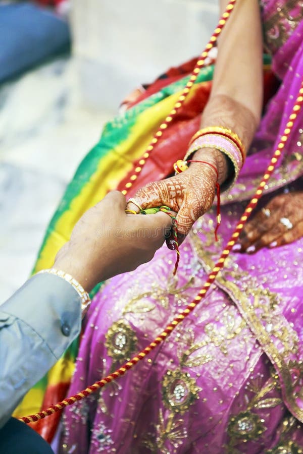Grande ritual hindu do casamento amarrado toda acima foto de stock Grande ritual hindu do casamento amarrado toda acima foto de stock