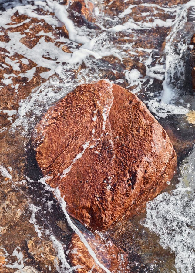 Grande roccia rossa nel mare fotografia stock libera da diritti Grande roccia rossa nel mare fotografia stock libera da diritti