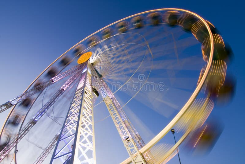 Grande rotella su una fiera di divertimento immagine stock libera da diritti Grande rotella su una fiera di divertimento immagine stock libera da diritti