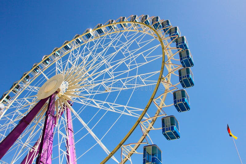 Grande roue avec les carlingues bleues en Allemagne image libre de droits Grande roue avec les carlingues bleues en Allemagne image libre de droits