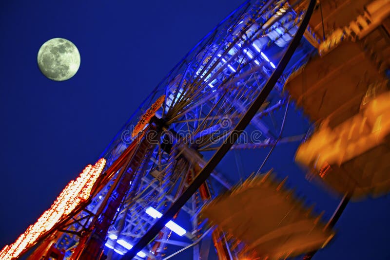 Grande roue et lune image libre de droits Grande roue et lune image libre de droits