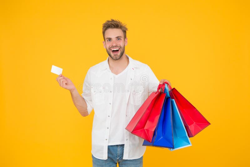 Grande sconto Grandi acquisti di grandi scelte Uomo felice che tiene gli acquisti in sacchi di carta Cliente allegro del cliente fotografia stock libera da diritti Grande sconto Grandi acquisti di grandi scelte Uomo felice che tiene gli acquisti in sacchi di carta Cliente allegro del cliente fotografia stock libera da diritti