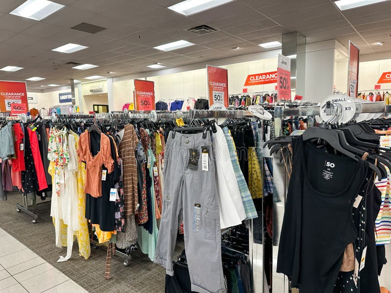 Exibição De Folga Bagunçada Em Uma Loja De Departamentos Kohls Com Várias  Mercadorias Infelizmente Foto Editorial - Imagem de bordo, disconto:  276239651