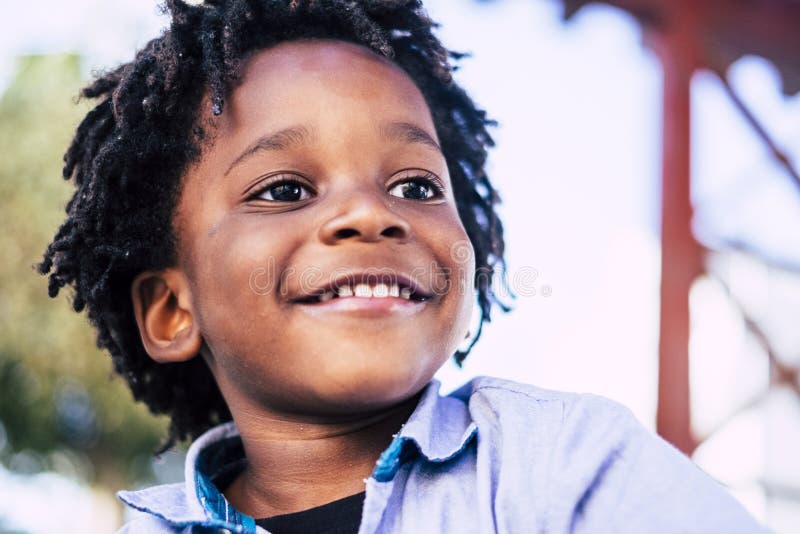 Garoto Negro Fecha Retrato De Sorriso Alegre Em Uma Camisa Azul Com  Suspensórios Brincadeira Afro-americana Nas Crianças Imagem de Stock -  Imagem de preto, afro: 152146495