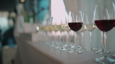 Grande Sortido De Vinho Tinto E Branco Luxuoso Em Taças De Vinho Em Festa  Ou Banquete Video Estoque - Vídeo de luxo, derrame: 214771211