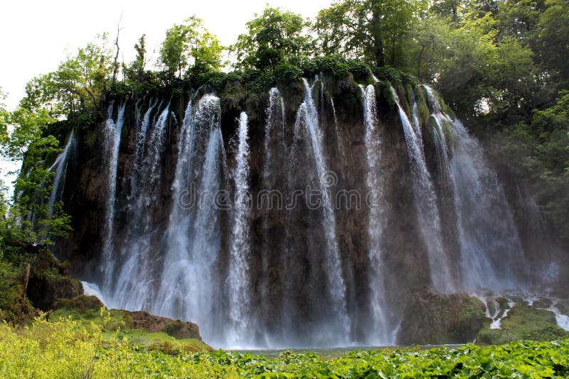 Grande spruzzi la cascata nel parco nazionale dei laghi Plitvice immagine stock Grande spruzzi la cascata nel parco nazionale dei laghi Plitvice immagine stock