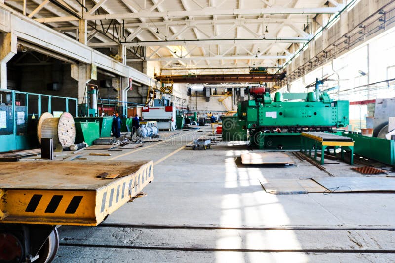Grande stanza di produzione industriale dell'officina con attrezzatura per la produzione dei pezzi di ricambio, parti di metallo immagini stock libere da diritti Grande stanza di produzione industriale dell'officina con attrezzatura per la produzione dei pezzi di ricambio, parti di metallo immagini stock libere da diritti