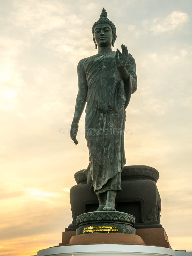 Grande statua di camminata di Buddha con il tono caldo