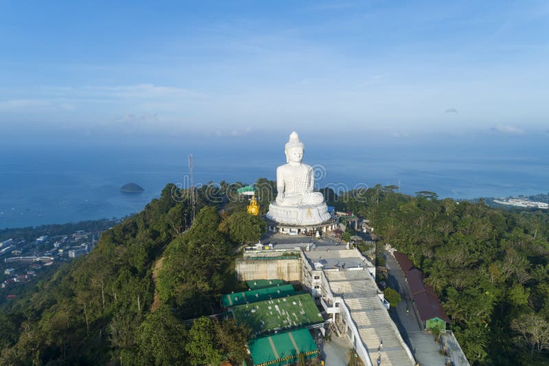 Grande statue de bouddha au sommet de la montagne Photo de drone vue aérienne à Phuket Thaïlande image libre de droits Grande statue de bouddha au sommet de la montagne Photo de drone vue aérienne à Phuket Thaïlande image libre de droits