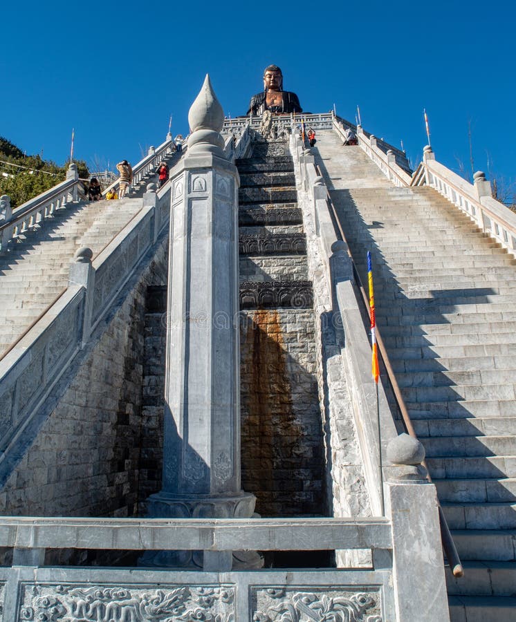 Grande statue de Bouddha en haut de montagne de Fansipan images libres de droits Grande statue de Bouddha en haut de montagne de Fansipan images libres de droits