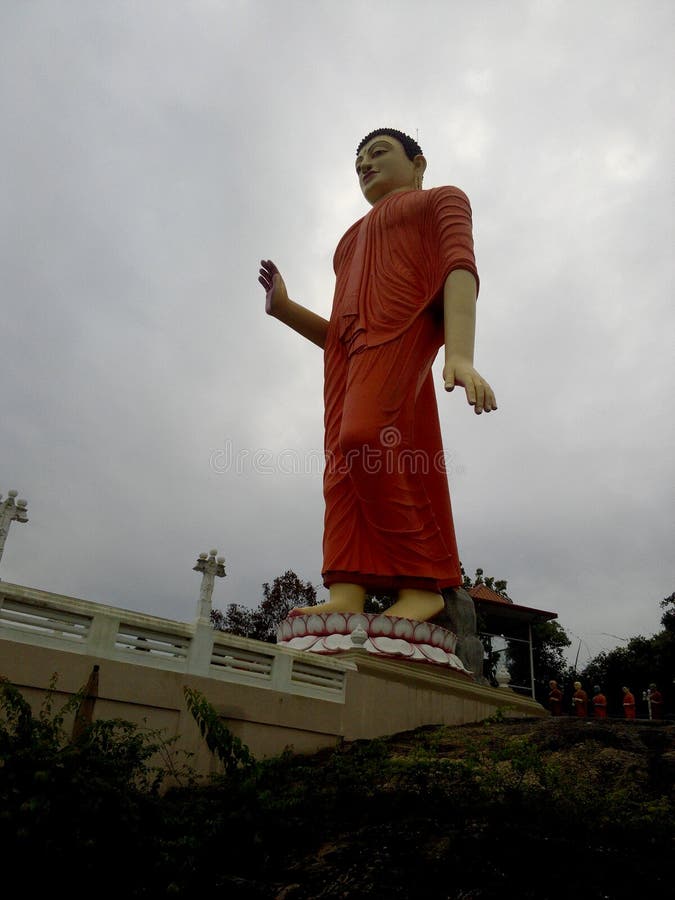 Grande statue de bouddha à ranawana sri lanaka