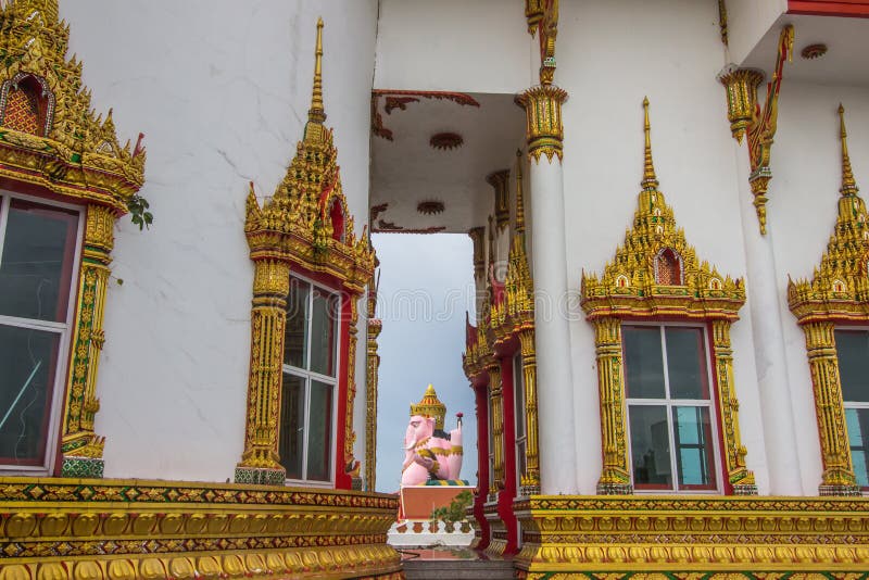 Grande statue de Lord Ganesha au temple d'Arkad de fourche dans le coup Nam Priao, province de Chachoengsao, Thaïlande d'Amphoe photos stock Grande statue de Lord Ganesha au temple d'Arkad de fourche dans le coup Nam Priao, province de Chachoengsao, Thaïlande d'Amphoe photos stock