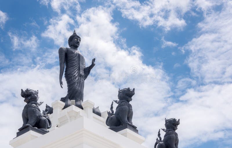 Grande statue noire de Bouddha avec le ciel nuageux et bleu blanc images stock Grande statue noire de Bouddha avec le ciel nuageux et bleu blanc images stock