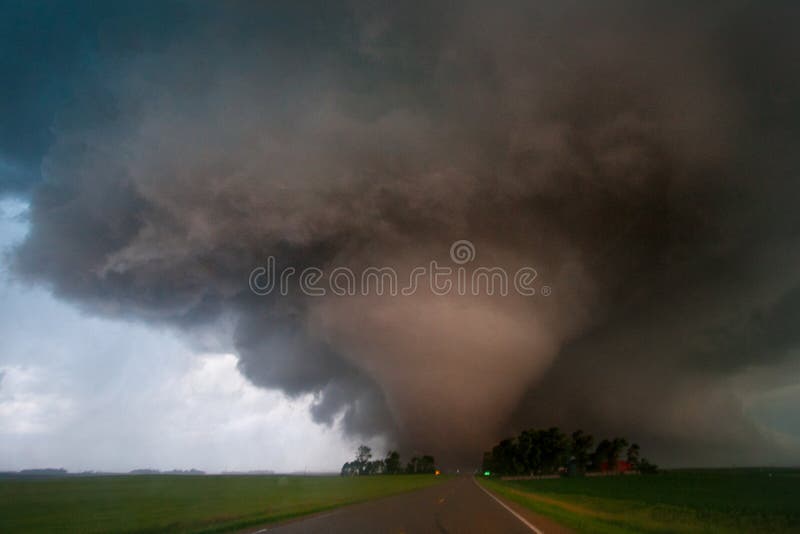 Grande strada dell'incrocio di tornado nel Minnesota del sud immagine stock Grande strada dell'incrocio di tornado nel Minnesota del sud immagine stock